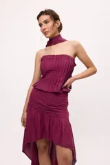 Conjunto de top strapless y falda midi con volados, color fucsia, con textura plisada y bufanda al cuello.