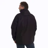 Campera impermeable negra con capucha, cierre frontal y bolsillos con cierre. Ideal para actividades al aire libre.
