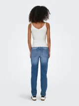 Top de punto acanalado color blanco, con escote en V y tirantes finos ajustables con hebillas metálicas doradas.