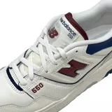 Championes New Balance modelo BB550, color blanco con detalles en azul y marrón.