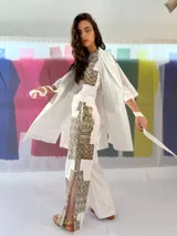 Blazer/Vestido Ligamento blanco de lino y algodón con estampado exclusivo en cobre laminado. Tiene solapa smoking y se cruza con lazos en la cintura.