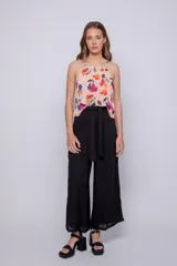 Top de tirantes finos con escote cuadrado, color rosado con estampado floral colorido.