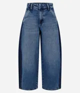 Pantalón de jean estilo barrel con tiro alto, recortes laterales sastreros y diseño amplio en las piernas. Confeccionado en algodón con lavado medio.