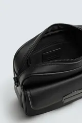 Bandolera de diseño compacto con acabado texturizado, compartimento principal con cierre de cremallera, bolsillo frontal con cierre magnético y correa ajustable y extraíble.