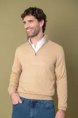 Sweater de lana merino con cuello alto y cierre frontal parcial, de manga larga con puños y ruedo acanalados.