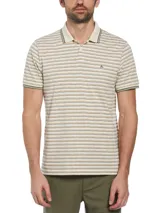 Polo de hombre Original Penguin con diseño a rayas horizontales en tonos beige, marrón y gris. Cuello clásico con botones, logo de la marca bordado en el pecho y corte slim fit.