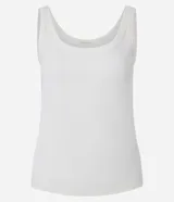 Blusa musculosa de ribana color blanco, con escote en U.