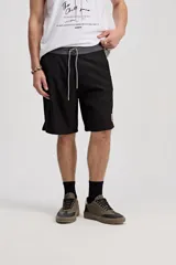 Short de baño surf fit de color salmón, con cintura fija, cordón ajustable en contraste y corte amplio.
