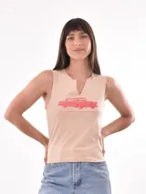 Musculosa color beige con cuello en V y estampa de un auto clásico en color rojo.