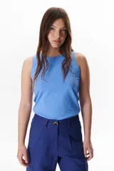 Musculosa de algodón con diseño de doble capa, cuello redondo y corte sin mangas, ideal para un look versátil y cómodo.