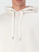 Buzo negro con capucha y cordones ajustables, corte holgado. Presenta un pequeño logo bordado en relieve en el pecho.