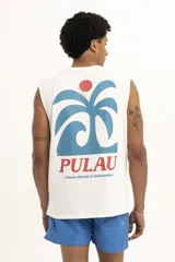 Musculosa color beige con cuello redondo y logo estampado de una palmera con el texto "Pulau" en color lila.