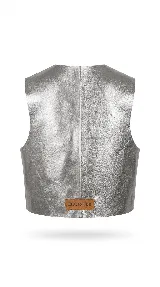 Chaleco de cuero con acabado metalizado plateado, diseño sin mangas, escote en V y corte recto.