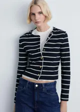 Cardigan de punto con estampado de rayas horizontales, cuello redondo y cierre frontal con botones metálicos. Presenta un diseño recto y manga larga.