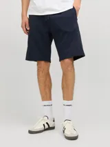 Short jogger de tejido de sudadera color azul marino, con fit relajado, cintura elástica con cordón ajustable y detalle de logo impreso en el lateral.