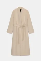 Abrigo largo de corte minimalista confeccionado en mezcla de lana, con diseño de solapas integradas, manga larga y cinturón ajustable del mismo tejido.