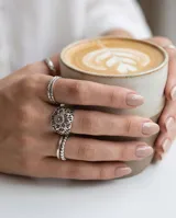 Anillo de plata 925 con diseño floral calado y acabado empavonado en bajo relieve.