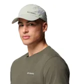 Gorro con visera Columbia modelo Tech Shade II Hat, de color verde, con paneles de malla en los laterales y logo bordado en el frente.