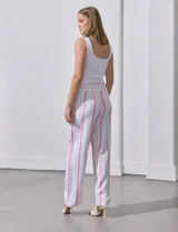 Pantalón de lino de la marca Marissa Olivia, con pretina ancha elastizada y lazo de ajuste. Diseño a rayas verticales en blanco, rojo y azul. Cuenta con bolsillos inclinados en la parte delantera.