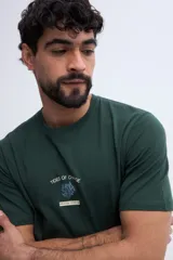 Remera de algodón color beige, de manga corta y corte regular, con estampa en la espalda inspirada en el océano.