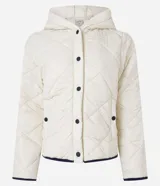 Campera de microfibra ligera color crudo, con textura capitoneada, capucha, cierre con botones a presión, mangas largas y puños con ribete en contraste.