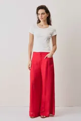 Pantalón rojo de corte ancho, estilo palazzo, tiro alto y bolsillos laterales.