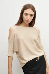 Sweater de tejido de punto con acabado brillante, diseño de hombros descubiertos y mangas cortas con puños ajustados.