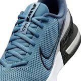 Championes de entrenamiento Nike Max Alpha Trainer 6, color azul con detalles en negro y blanco. Presentan una estructura de malla transpirable, el logo Swoosh en el lateral y unidad Max Air en el talón para mayor amortiguación.