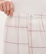 Pantalón de pijama Lov de corte holgado, confeccionado en franela con estampado de cuadros. Presenta cintura elástica y detalle de botones decorativos en la parte frontal.