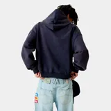 Hoodie oversize color azul marino con capucha, bolsillo canguro y estampado frontal en blanco con la frase "EME ST".