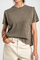 Remera de algodón peinado con efecto lavado, cuello redondo y mangas cortas, de calce ajustado al cuerpo.