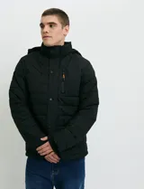 Campera puffer verde militar de cuello alto, con cierre frontal y solapa con broches a presión. Cuenta con bolsillos laterales y un bolsillo vertical en el pecho con cierre, ambos con tiradores naranjas.