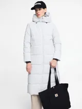 Parka larga color gris claro, con capucha desmontable, cierre frontal con cremallera y bolsillos laterales.