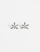 Aros tipo caravana con diseño de flor estilizada en metal plateado, con un pequeño cristal incrustado en el centro.