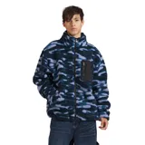Campera de polar tipo sherpa con estampado camuflado en tonos azules y negros. Presenta cuello alto, cierre frontal completo y un bolsillo vertical con cierre en el pecho en contraste de color negro.