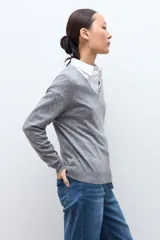 Sweater gris melange de manga larga con escote en V.