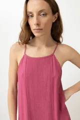 Maxi vestido fucsia con breteles finos y corte recto.