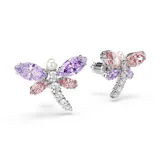 Aros de botón con diseño de libélula, bañados en rodio. Presentan cristales Swarovski Zirconia en tonos rosas y morados, cuerpo de pavé transparente y una perla de cristal en la cabeza.