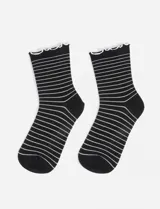 Medias de algodón negras con rayas horizontales blancas y terminación wavy en el borde superior.