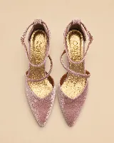 Zapatos de tacón bajo en tela color malva, con punta fina, taco ancho de 5 cm, escote en V y tiras cruzadas en diagonal con cierre de hebilla en el tobillo.