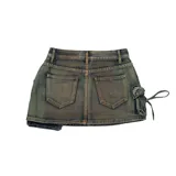 Minifalda de jean con efecto batik en tonos verde y marrón, de corte ajustado. Presenta un diseño tipo cargo con dos bolsillos pequeños superiores y dos bolsillos grandes laterales con solapa.