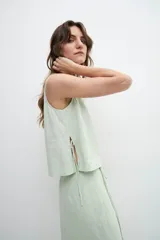 Musculosa verde manzana de lino con breteles finos y lazos laterales.