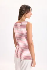 Musculosa de corte recto y escote redondo, confeccionada en tejido de algodón con diseño de rayas horizontales rojas sobre base blanca.