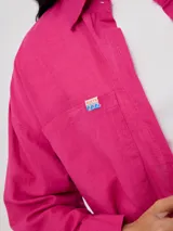 Camisa de manga larga con cuello clásico y cierre frontal de botones, confeccionada en una mezcla de algodón y lino.