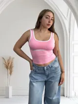 Top rosado con breteles y borde blanco.