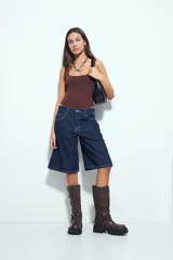 Body negro de escote cuadrado y silueta ajustada al cuerpo, sin mangas, con terminaciones prolijas en escote y sisas.