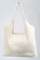 Bolso tipo tote bag de tela color verde oliva con textura acanalada.