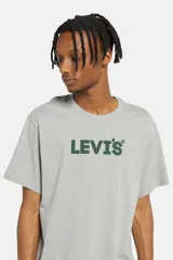 Remera gris de corte holgado con logo de Levi's estampado en el pecho en color verde oscuro.