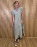 Vestido midi verde militar de rayas verticales blancas, con cuello alto con volados, mangas cortas con volados y cierre frontal completo de botones.