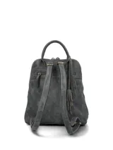 Mochila Hush Puppies color gris, confeccionada en una combinación de cuero sintético con efecto desgastado y gamuza en el bolsillo frontal. Cuenta con cierre principal, asa superior, correas ajustables y detalle de hebilla decorativa en el frente.